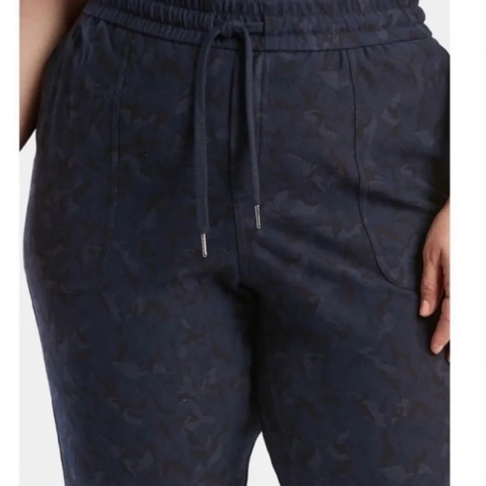 Athleta Printed Farallon Jogger Pants Camo Print Size 26 - NWT